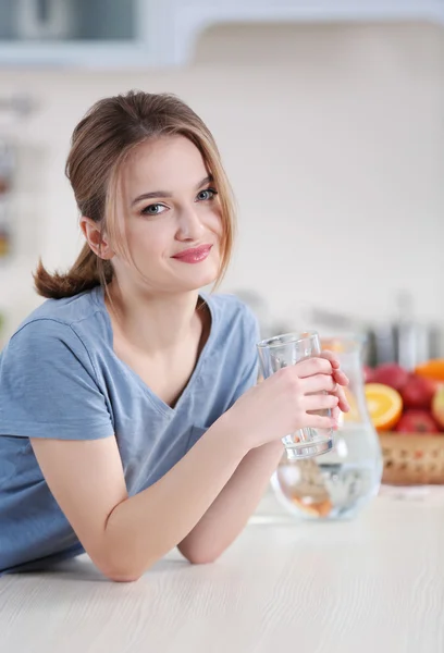 Junge Frau trinkt Wasser — Stockfoto