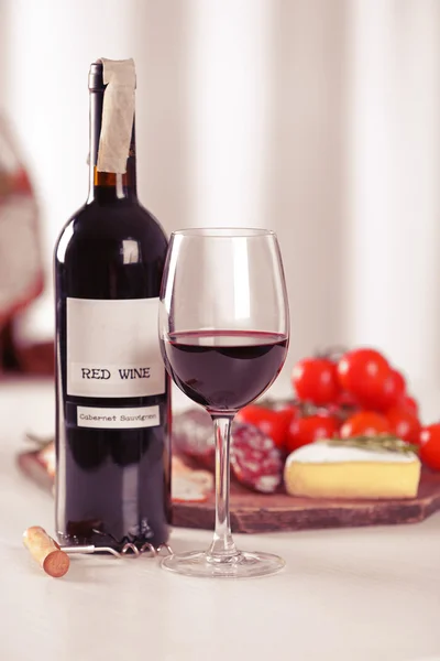 Copo de vinho com comida em fundo desfocado — Fotografia de Stock