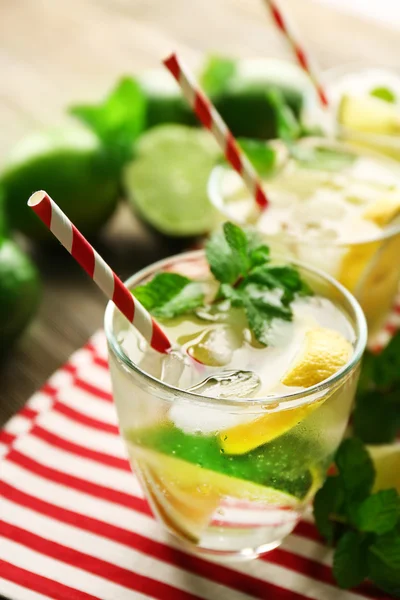 Three mojito drinks with lime, lemon and mint, closeup — Stock Photo, Image