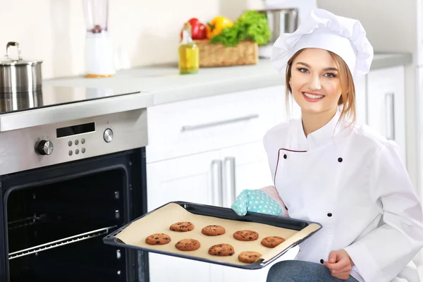 Young woman with pan of chocolate cookies — Stock Photo, Image