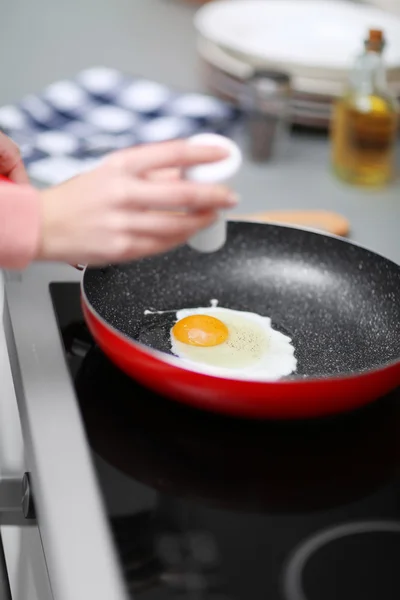 Oeuf salé mains féminines — Photo