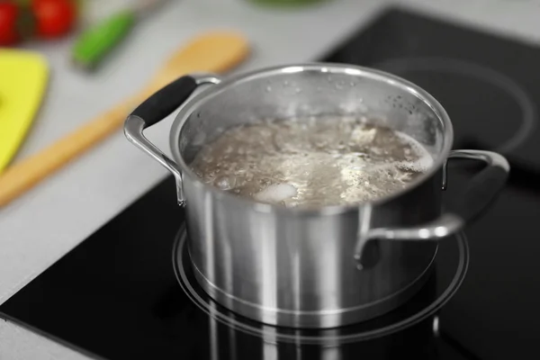 Boiling water in pan on stove, closeup — Stock Photo, Image