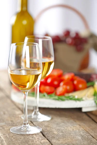 Copas de vino con comida en primer plano de mesa de madera — Foto de Stock