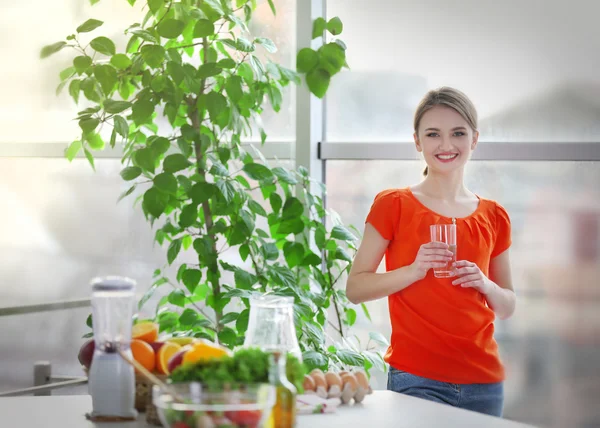 年轻妇女饮水 — 图库照片