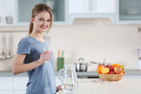 Young woman drinking water — Stock Photo, Image