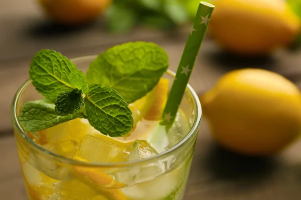 Lemonade with lemon and mint, closeup — Stock Photo, Image