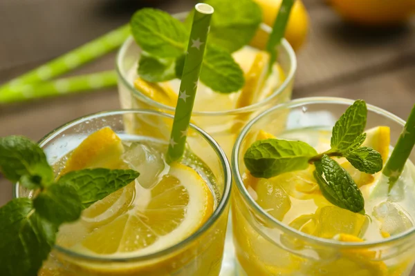 Grupo de limonadas con vista de limón y menta arriba, primer plano —  Fotos de Stock