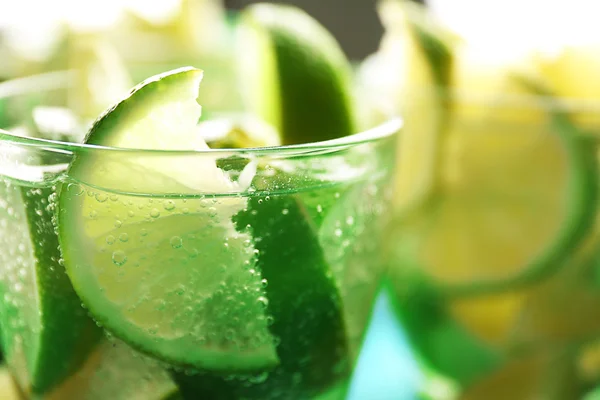 Bebidas mojito frescas con lima, limón y menta, primer plano — Foto de Stock