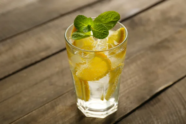 Limonata limon ve nane ahşap masa arka plan üzerinde — Stok fotoğraf