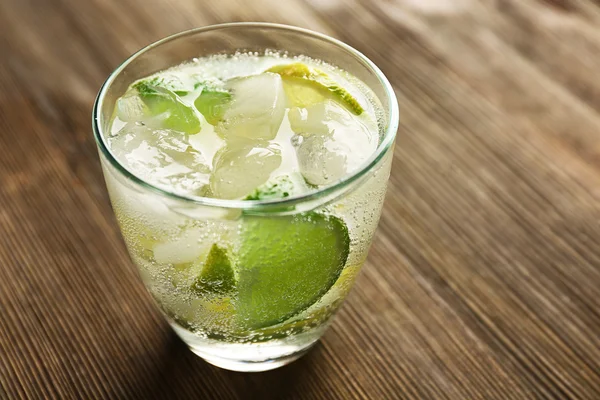 Mojito drinken met kalk op houten tafel — Stockfoto