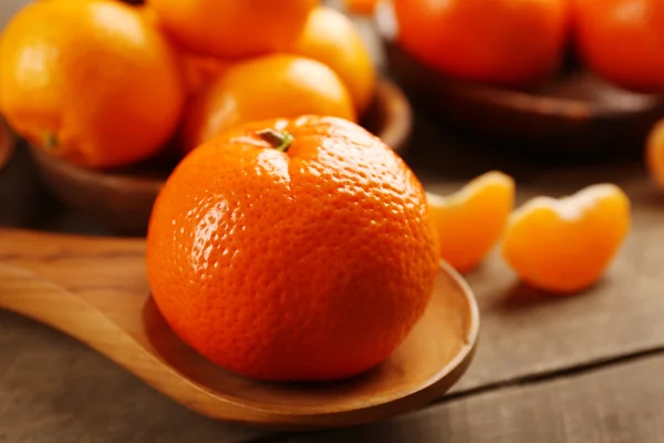 Tangerinas descascadas e não descascadas em colheres e tigelas de madeira, de perto — Fotografia de Stock