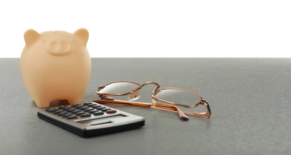 Sparschwein mit Brille und Taschenrechner — Stockfoto