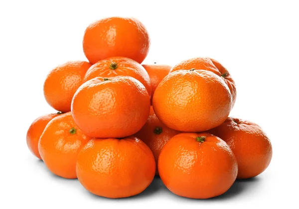 En hög med färska mandariner isolerad på vit bakgrund, på nära håll — Stockfoto