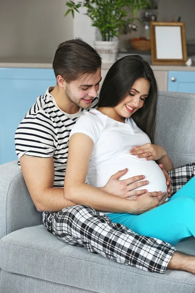 Donna incinta con marito — Foto Stock