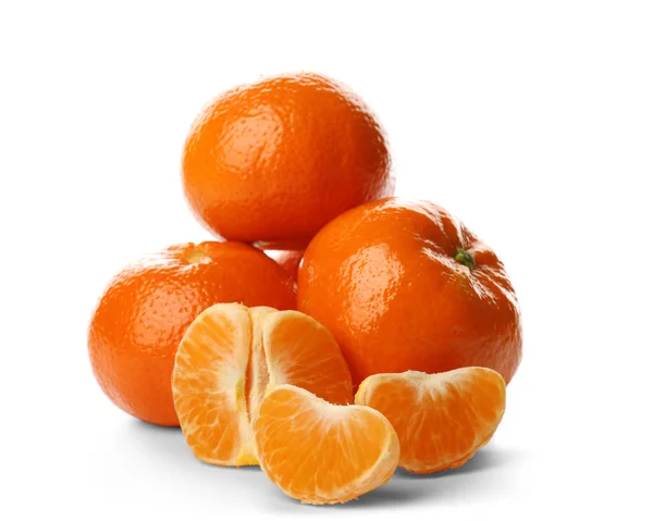 Tangerinas frescas com fatias isoladas no fundo branco, close-up — Fotografia de Stock