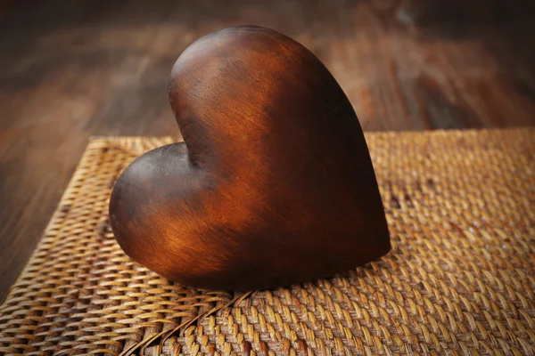 Corazones de madera sobre fondo de madera — Foto de Stock