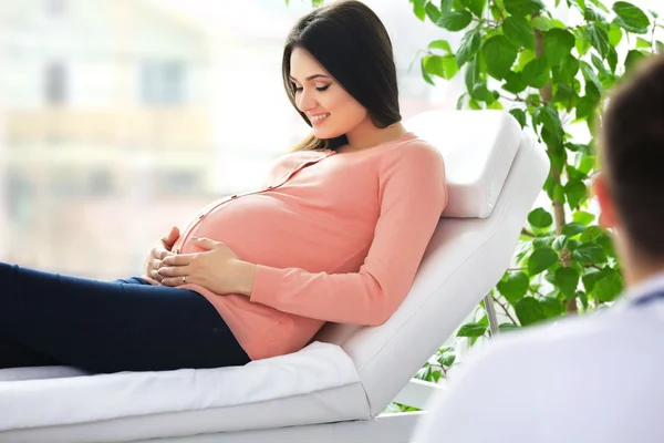 Gravid kvinne med lege – stockfoto