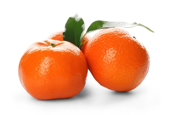Tři čerstvé mandarinky izolovaných na bílém pozadí, zblízka — Stock fotografie