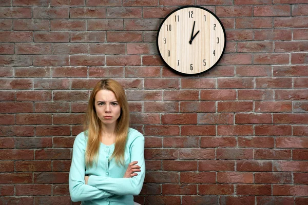 아름 다운 젊은 여자와 시계 — 스톡 사진