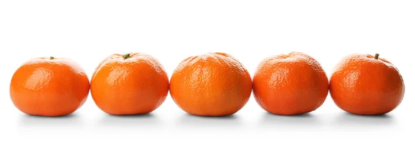 Cinq mandarines fraîches isolées sur fond blanc, gros plan — Photo