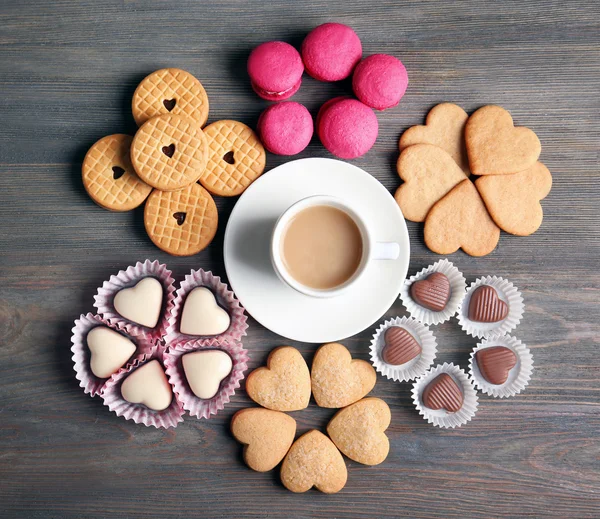 Concept de Saint Valentin. Composition de la tasse, biscuits et bonbons sur fond bleu — Photo