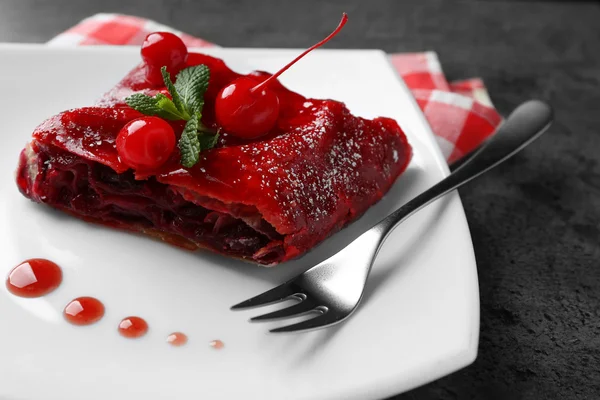 Delicioso strudel de cereza en polvo con menta en plato — Foto de Stock