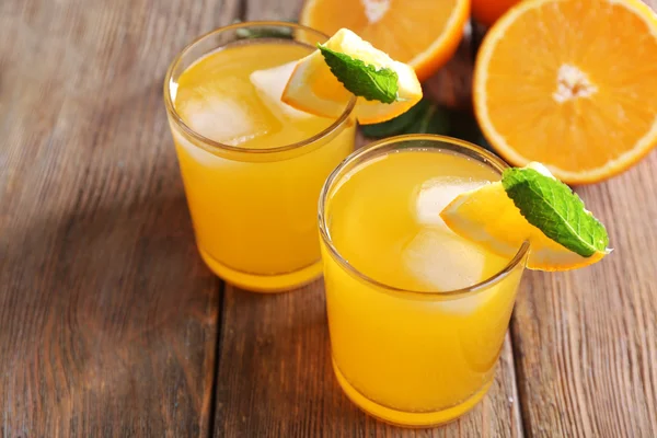 Zwei Orangensäfte mit Eis und Orange an, Nahaufnahme — Stockfoto