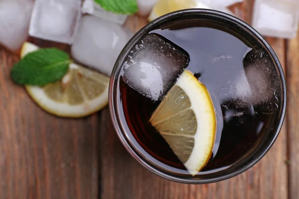 Glas cola met blokjes ijs en citroen, close-up — Stockfoto