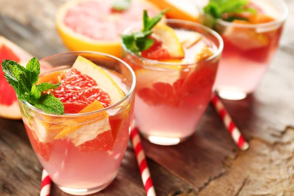Спелые грейпфруты и свежий сок с мятой, закрыть — стоковое фото