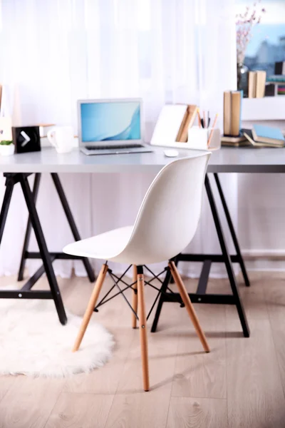 Arbeitsplatz mit Laptop auf dem Tisch — Stockfoto