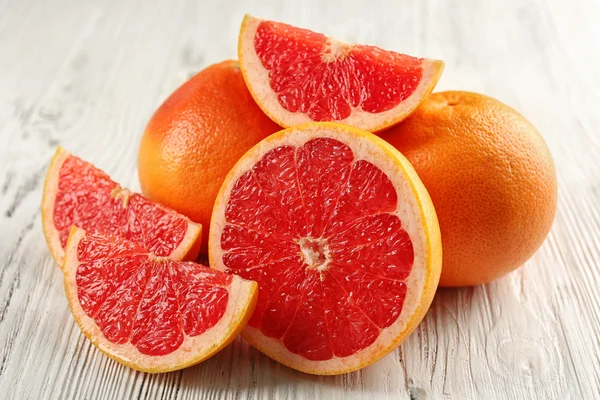 Juicy grapefruits on wooden background — Stock Photo, Image