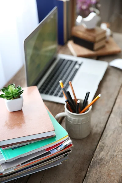 Local de trabalho com laptop na mesa — Fotografia de Stock