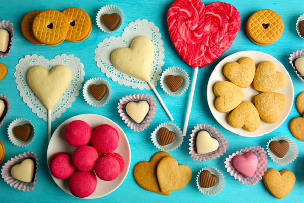 Valentin-Konzept. Zusammensetzung von Keksen und Bonbons auf blauem Hintergrund — Stockfoto