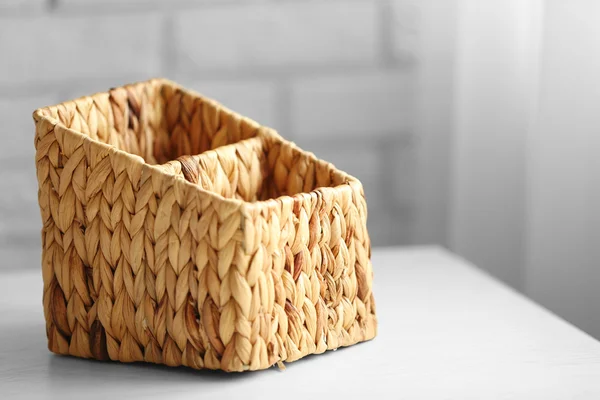 Caja de mimbre sobre mesa de madera — Foto de Stock