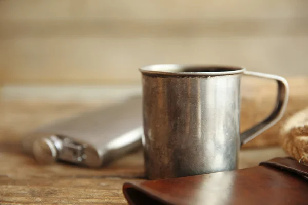Metalowy kubek kawy z kolby i liny na drewniane tła — Zdjęcie stockowe