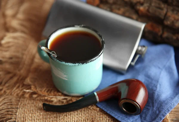 Kaffeetasse aus Metall mit Kolben und Tabakpfeife auf Holzgrund — Stockfoto