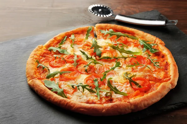 Pizza Margherita con cuchillo en plato de pizarra —  Fotos de Stock