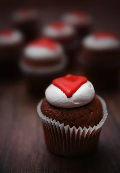 Cupcakes sobre fondo de madera oscura —  Fotos de Stock