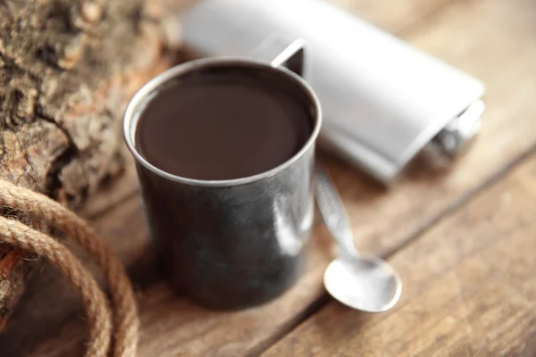Metall mugg kaffe med kolven, sked och rep på trä bakgrund — Stockfoto