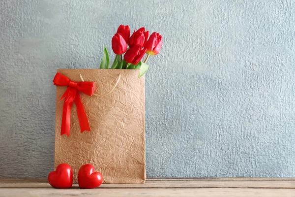 Tulipanes rojos en bolsa de papel —  Fotos de Stock