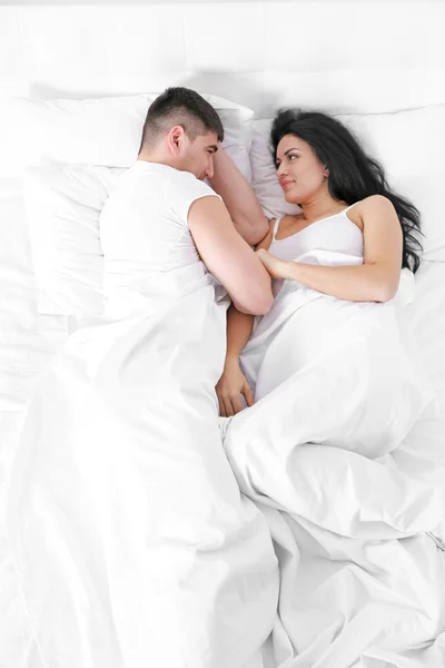可爱的夫妇在白色床 — 图库照片