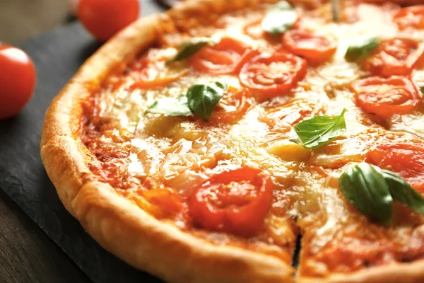 Pizza margherita con tomates en plato de pizarra, cerrar —  Fotos de Stock