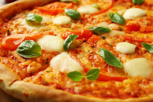 Margherita-Pizza mit frischem Basilikum, Nahaufnahme — Stockfoto