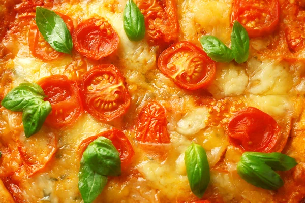 Margherita pizza med färsk basilika, närbild — Stockfoto