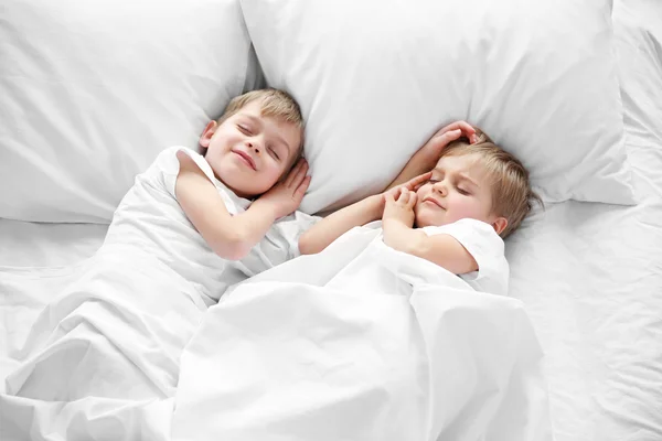 Söta Pojkar Sover Sängen Täcket Närbild — Stockfoto