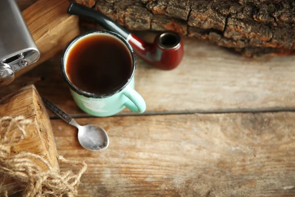 Metal ahşap arka plan üzerinde şişesi ve tütün boru ile kahve fincan — Stok fotoğraf