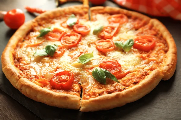 Margherita pizza com tomates no prato de ardósia, close-up — Fotografia de Stock