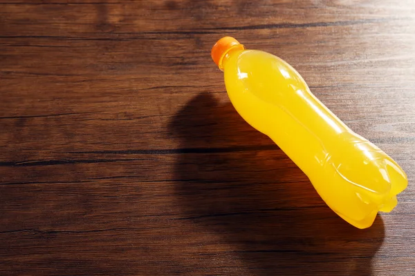 Limonadenflasche auf dem Holztisch — Stockfoto
