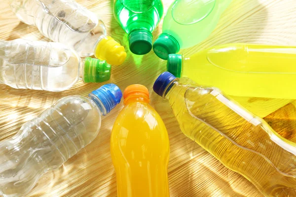 Botellas de agua en la mesa de madera — Foto de Stock