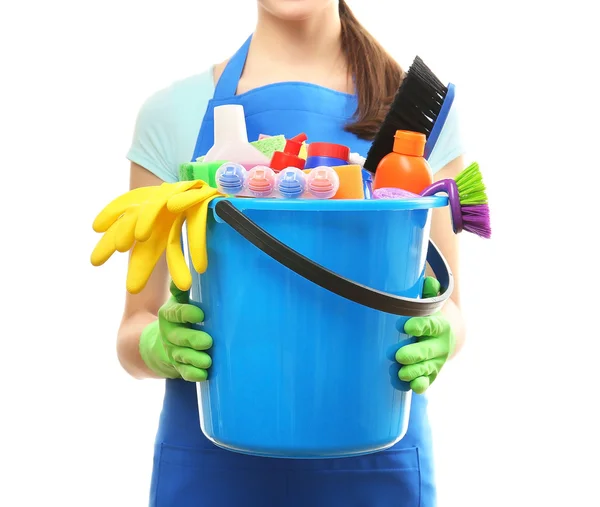 Жінка тримає засоби для чищення — стокове фото
